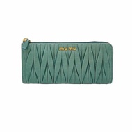 Miu Miu Matelasse油蠟皮純色褶皺字母Logo手拿包