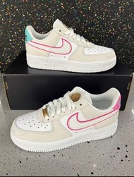 🐻‍❄️新款Nike Air Force 1 '07 LX low 板鞋 刺繡 白棕粉 鴛鴦鉤