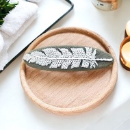 手刺繡髮夾。白色羽毛