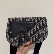 Dior 藍提花布黑牛皮Saddle郵差包