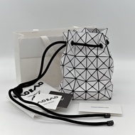 ISSEY MIYAKE 三宅一生  BAO BAO 4x6 WRING 白色亮面幾何束口水桶包