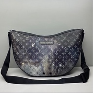 LV 星空限量款月牙斜挎包 尺寸約46x28