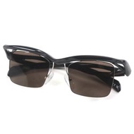 品相極佳的PRADA SPRA15方形鏡片太陽眼鏡，黑色鏡框，灰色鏡片，尺寸47□20（135公分），含示範鏡片、包裝盒、防塵袋和眼鏡盒。義大利製造。