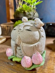 惹人憐愛的小鳥與蓮座地藏