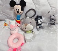 正版現貨 disney baby小熊維尼豬仔搖鈴 piglet rattle 🔻 原價10美金、美國Hallmark正版灰熊手搖鈴 🔻 Disney Baby米奇老鼠搖鈴兼手握安全鏡 💰單買$69@一