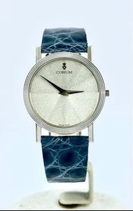 崑崙 - Olympus (50.137.59型號) 、原裝噴沙銀面、立體水晶鏡18K白金皮帶錶( 31 mm )、崑崙石英機芯、原裝鋼扣 Corum - Olympus 50.137.59 ( 31