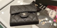 Chanel 熱賣 Classic Wallet 經典款細號垂蓋銀包 牛皮 銀扣 黑色 三折 AP0231 Y01538 C3906