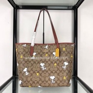 🎀Brand New Free Shipping💙Coach CF186 x Peanuts限定聯名款Snoopy City tote 手提包 塗層帆布配皮革｜Color 卡其色｜Size 34x29