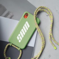 【掛繩手機殼】客製化 英文字母 iPhone 防摔殼 綠色背繩手機殼