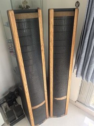 马田卢根／MartinLogan Aerius i 静电音箱。采用静电发声技术，能提供清晰、细腻且音场宽广的声音表现。适用230 - 240V的交流电压，频率为50Hz；配备双线分音接线柱，方便用户进