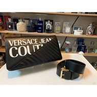 【鄭峰香水。精品】 Versace Jeans Couture. 特殊霧黑斜紋車線腋下包