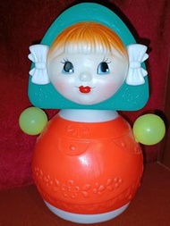 古董玩具不倒翁娃娃 琴不倒 老玩具1970年代蘇聯vintage不倒翁 紅色antique不倒翁   濃濃的歐洲異鄉風格，和我們的國產不倒翁有不同的風格，但是一樣可愛。  鈴聲清脆，表面無損壞磕碰。 