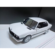 YY Model 1 18 BMW 5 Series Resin Simulation Four-Door Sedan Model BMW M5 E28 1984 White