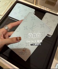 Lv新款限定狗仔Monogram 錢包護照套唔同價錢