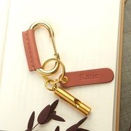 皮革包裹黃銅登山扣夾. 帶哨子鑰匙扣