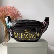 巴黎世家胸包 BALENCIAGA包包 真皮包包 塗鴉黑色皮質包包 男生胸包 女生腰包 情侶包包 時尚休閒包 運動包 男包女包 大容量胸包男 旅行包