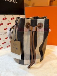 博柏利/Burberry 巴寶莉 經典格紋帆布拼皮抽繩開合水桶包22cm