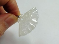 翡翠A貨【玉扇子】 
糯冰種，大小23.4x40.5x4.2mm，白冰色，有水頭。為打開之折扇外型，寓意積善，開枝散葉，家庭美滿。玉件無紋無裂，品相完好。