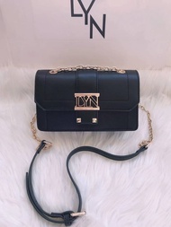 พร้อมส่ง กระเป๋าสะพายข้างเเละคล้องไหล่ LYN  crossbody bag รุ่นเเม่อั้ม ทรงเหลี่ยม 6 สี มีหนังรองบ่า 