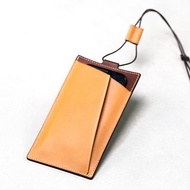 折一條造型線的手機袋 掛頸袋 植鞣牛革