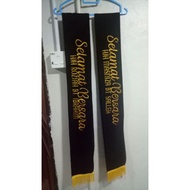 Selempang bersulam simple tanpa hiasan tepi.