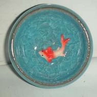 aaL皮1商旋.全新少見藍色系杯內有浮雕金魚釉燒茶杯!--有漂亮的冰裂紋值得收藏!/箱/-P
