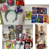 $50=全部所有嘢👆🏻扭蛋玩具✏️狗仔圖案斜孭布袋 電話袋🐶發光旋轉玩具車🚗木椅手提電話座🪑NBA籃球明星Stephen Curry金州勇士隊30號球衣人型模型公仔擺設figure🪀playdoh培樂