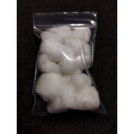 Cotton balls (+- 12 cotton balls per pack)