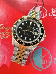 🌈🌈新返貨啦🌈🌈🖤🖤Rolex GMT - MASTER  II 16713🖤🖤💛💛金鋼款式💛💛原裝黑圈黑面🖤🖤40mm 🖤🖤連原裝Rolex金鋼五珠帶🩶🩶🤎🤎狀態一流 市場熱賣 淨錶😎😎BW3543