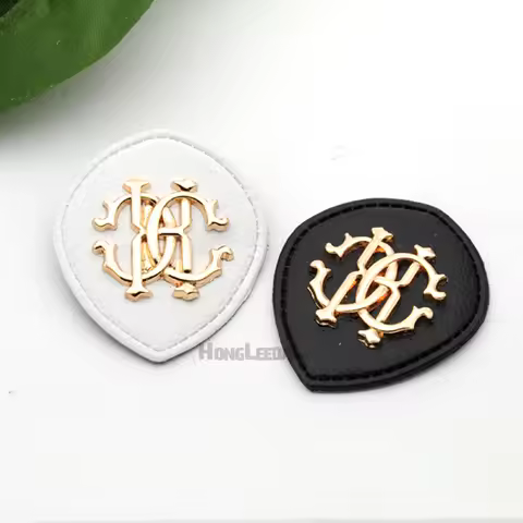 25pcs/lot black/white PU leather sew on Badges Fashion labels with metal logo clothing label for jea