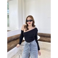 Auroraพร้อมส่ง(รูปถ่ายจากงานจริง)  เสื้อไหมพรม แขนยาว Basic croptop เสื้อครอป เกาะอก เปิดไหล่ข้างเดี