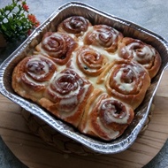 Cinnamon rolls topping glaze cinnamon roll/