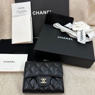 全新 CHANEL 香奈兒 扣式零錢袋 經典 黑色 黑金 短夾 皮夾 錢包 三折 正品 全配 防刮 牛皮 荔枝紋 荔枝皮