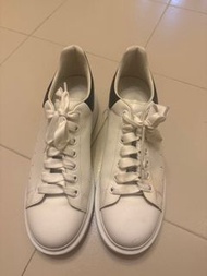 Alexander McQueen小牛皮 板鞋 男款 白色