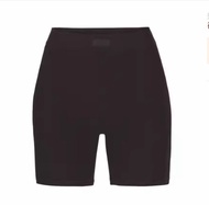 กางเกงบ็อกเซอร์ทรงหลวมเอวสูงผ้าโมดอล SKIMS สำหรับผู้หญิง กางเกงขาสั้นลำลอง ฤดูร้อน 2024 ทรงเข้ารูป ส