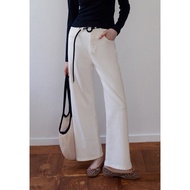[EGGKA] White straight-leg jeans with accessories