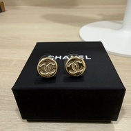 Chanel 鈕扣雙C淡金色耳環
