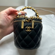 Chanel 手提鏈條小水桶包（既廢又可愛仍算實用）