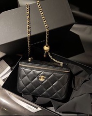 Chanel vanity box black bag 黑色金球長盒子 新款 有鏡子 可調節肩帶 斜孭袋單肩包 化妝盒包 AP2303-B02916-94305 全新正版正貨
