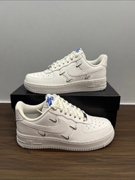 🍑支持消費券🌸Nike Air Force 1 Low 07 Lx“Chrome Luxe” 四鉤純色 板鞋 女款 白藍