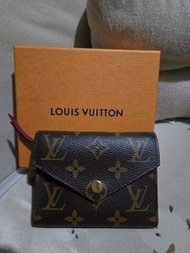 LV Monogram 經典三摺銀包