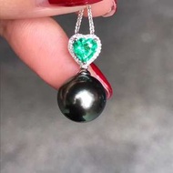天然大溪地黑珍珠吊咀，11mm左右。18k金鑲鑽➕心形祖母綠，配天然南非鑽石，祖母綠50份。正圓 皮光好。心型祖母綠很難配，比較少見