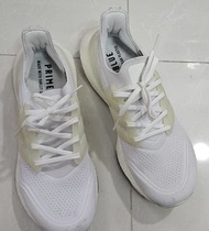 白色adidas Ultraboost 21 (Primeblue)