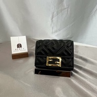 FENDI 黑牛皮金扣壓紋三折短夾