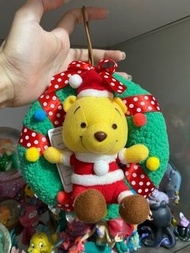 日本稀有絕版迪士尼聖誕節花環小熊維尼 維尼熊 Pooh Winnie the Pooh依喲屹耳Eeyore 小豬Piglet跳跳虎Tigger小鼻嘎毛絨公仔景品吊飾掛件扣針。Disney東京迪士尼限定