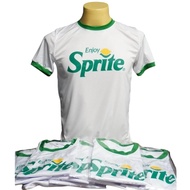 A003 เสื้อยืดคอกลม ขาวคอเขียว สกรีนลายSprite สดสวยเท่ เนื้ออผ้ากีฬา ไมโครโพลีเอสเตอร์ นุ่ม เบา สบาย