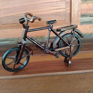 Miniatur sepeda onthel bahan kayu antik souvernir Malioboro oleh-oleh khas Yogyakarta