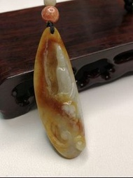 翡翠A貨【參禪觀音】 
紅黃翡，大小61.8x21.2x12.4mm，開邊條狀原石，白色底帶紅翡筋飄黃翡。造型為無相觀音坐禪悟道。參悟人生。玉件純天然紅黃翡原石雕成，無紋無裂，品相完好。