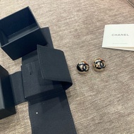 香奈兒chanel 25c 半圓立體黑色logo 大號 耳針 耳環 全新🇹🇼