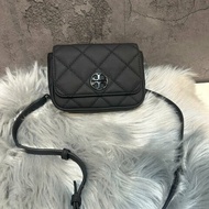 💎Han's house精品服飾💎Tory Burch 格菱紋皮革翻蓋斜背包-霧黑